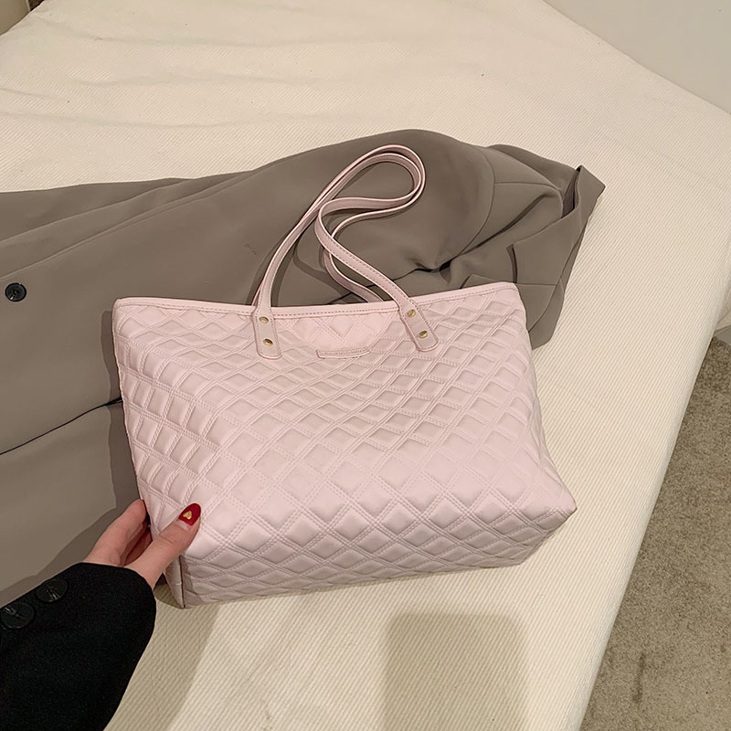 Commuter Shoulder Bag With A Diamond-check Pattern