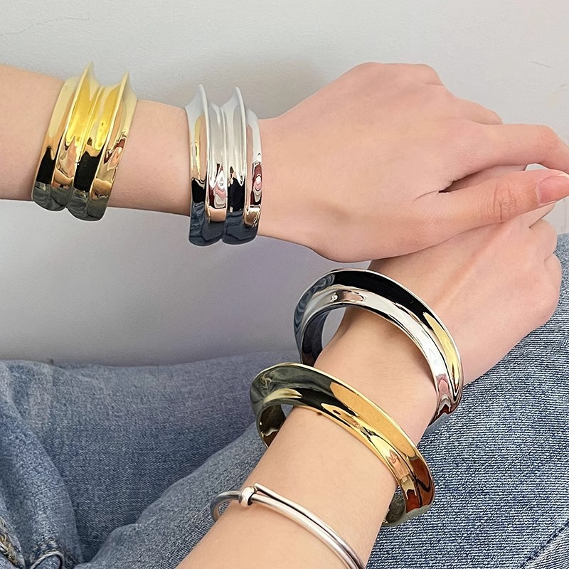 Heavy-duty Flying Saucer Polished Open Bracelet For Women