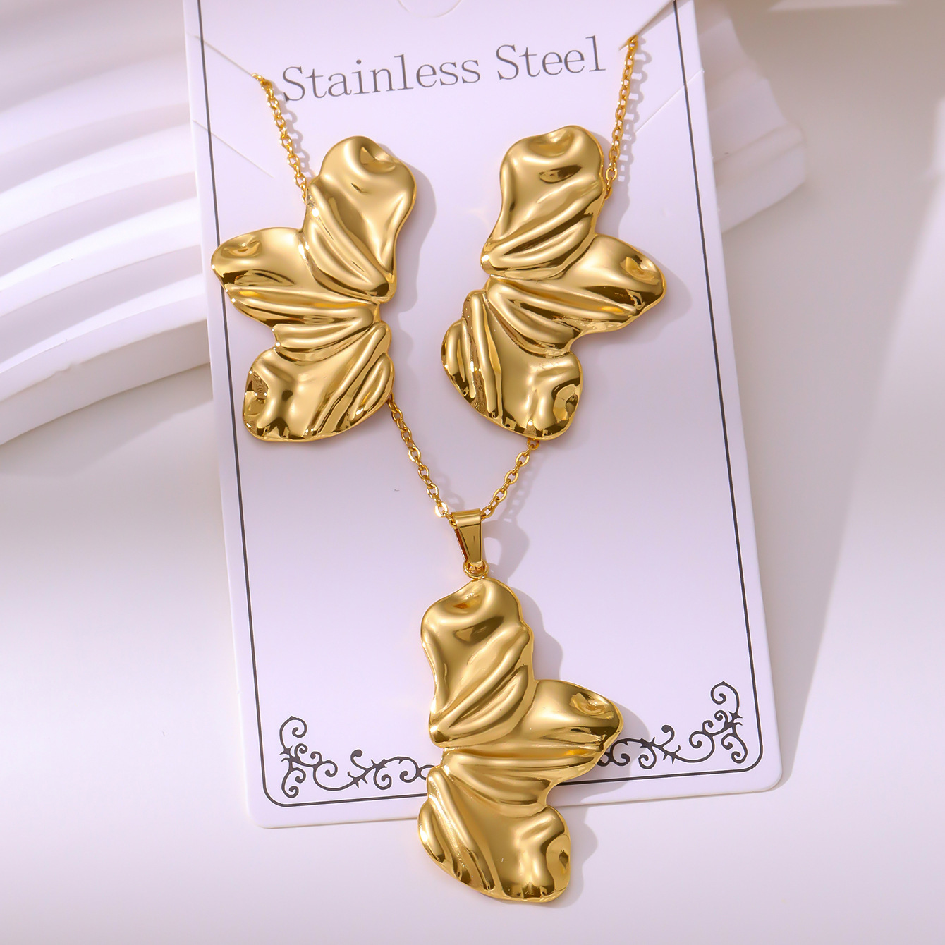 Oil-pressure Set Vintage Palace-style Stud Earrings And Necklace Non-fading Stainless Steel Gold-plated Jewelry