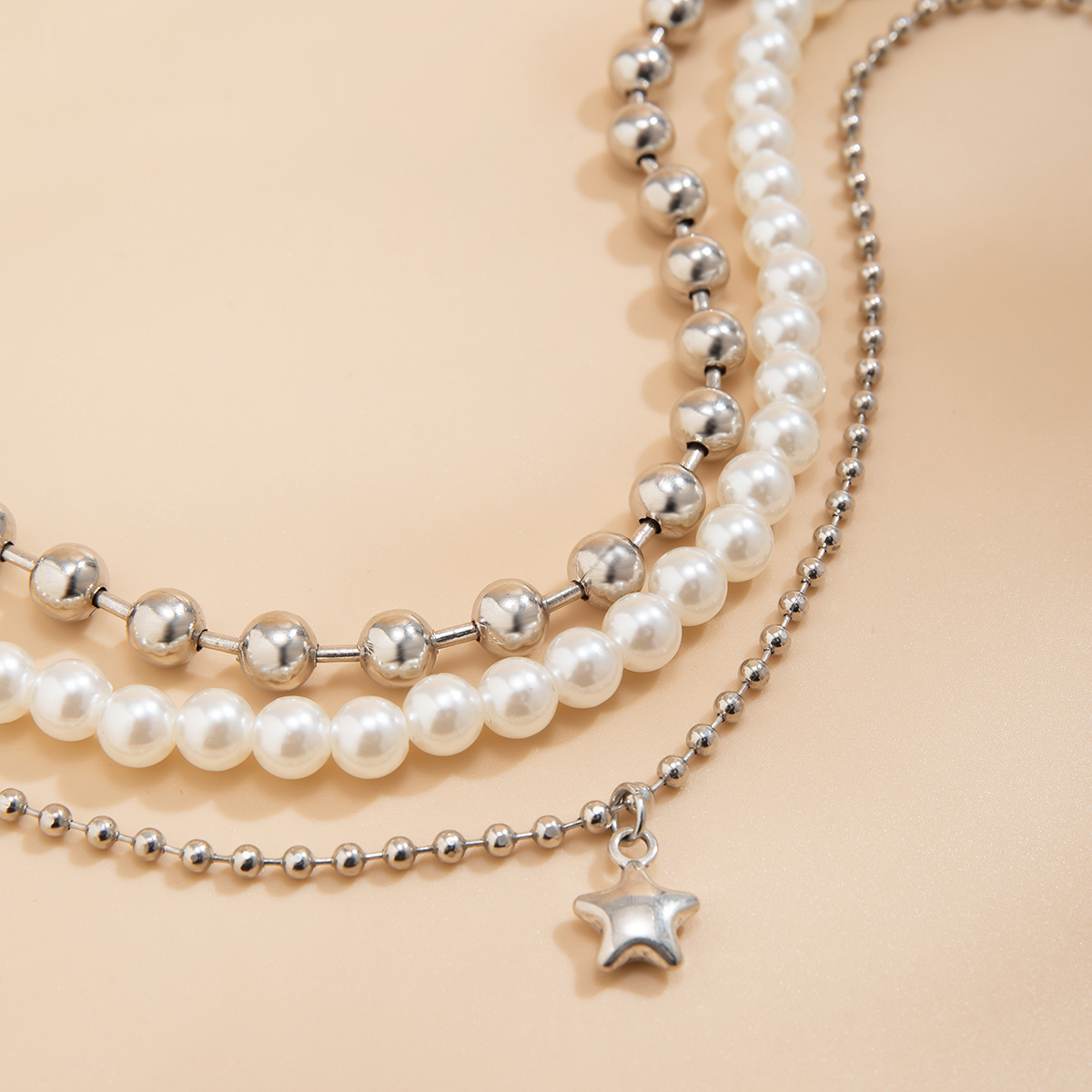 قلادة لؤلؤية بنجمة مبتكرة وخرز مزخرف