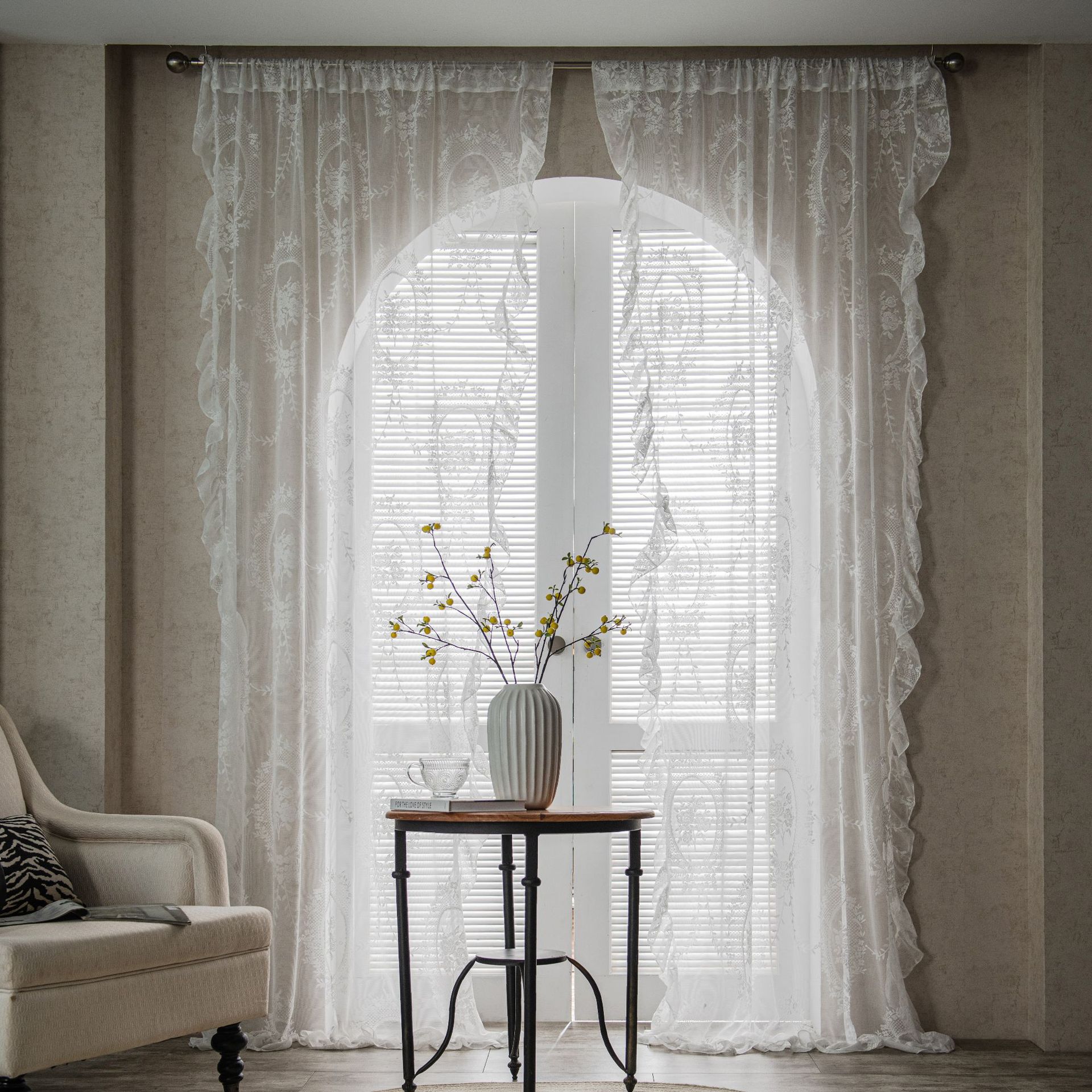 Lace-trimmed Balcony Bay Window With White Sand Partition And Wavy Pastoral Curtains