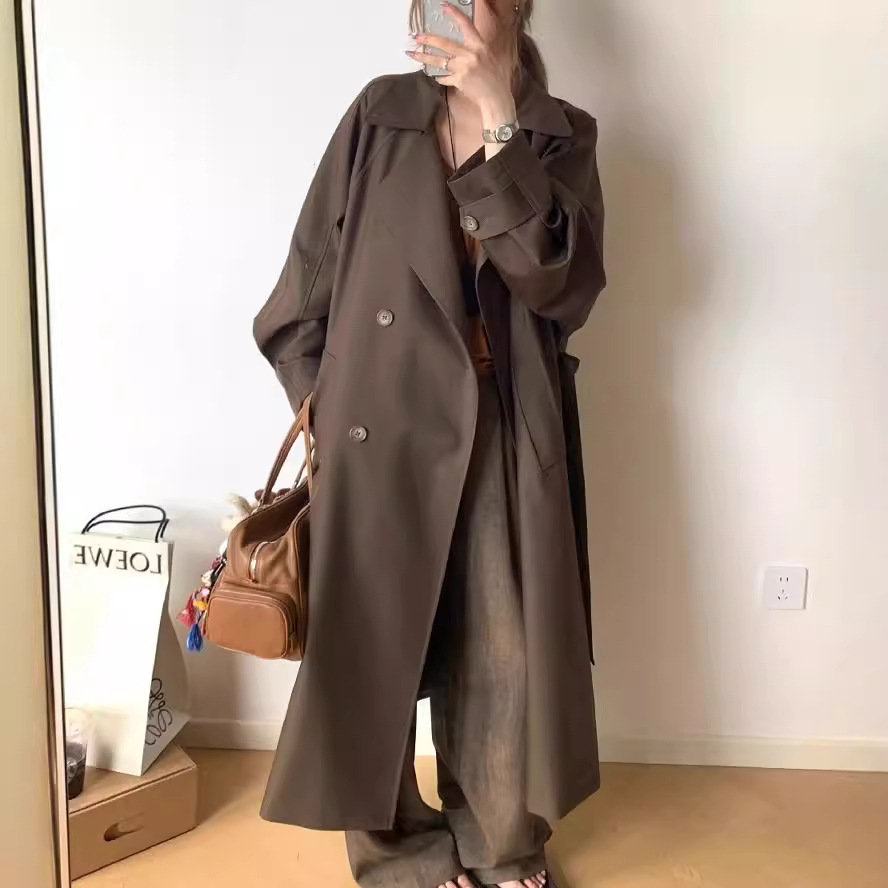 Women&#39;s trench coat with raglan sleeves and wide version