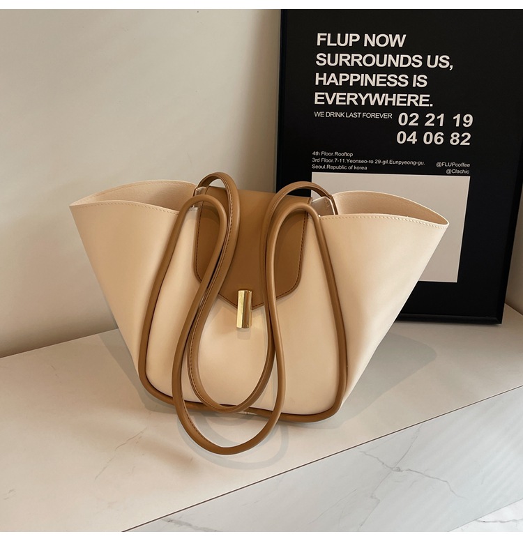 Sac seau commuter — Street fashion, coutures visibles 10
