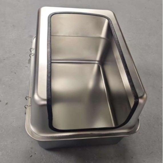 Stainless Steel Semi-enclosed Litter Box With Splash-proof Design