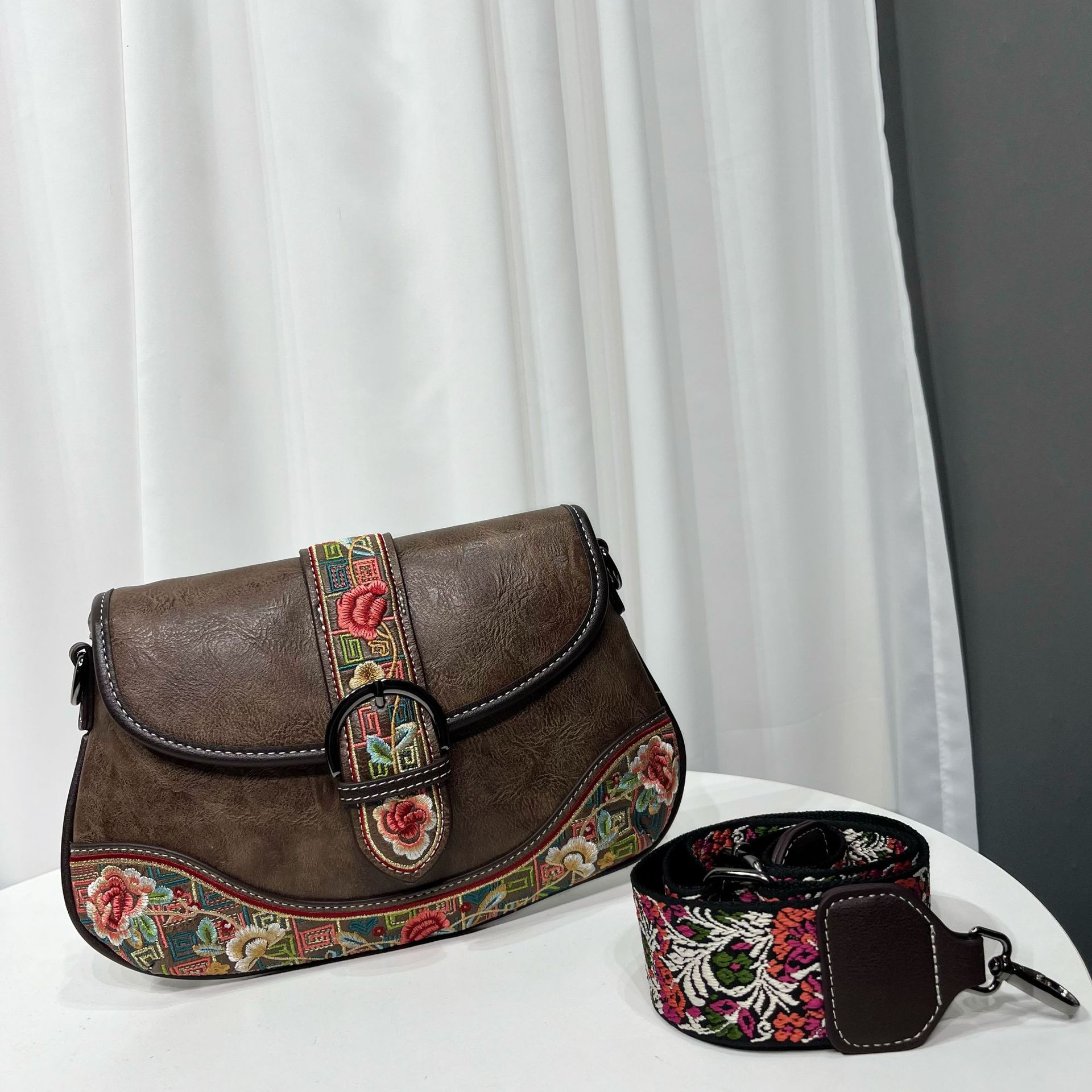 Retro Chinese-style Embroidered Crossbody Bag For Women