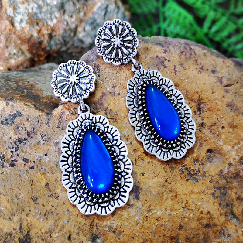 أقراط مرصعة بالسافير الأحمر بتصميم مبالغ فيه