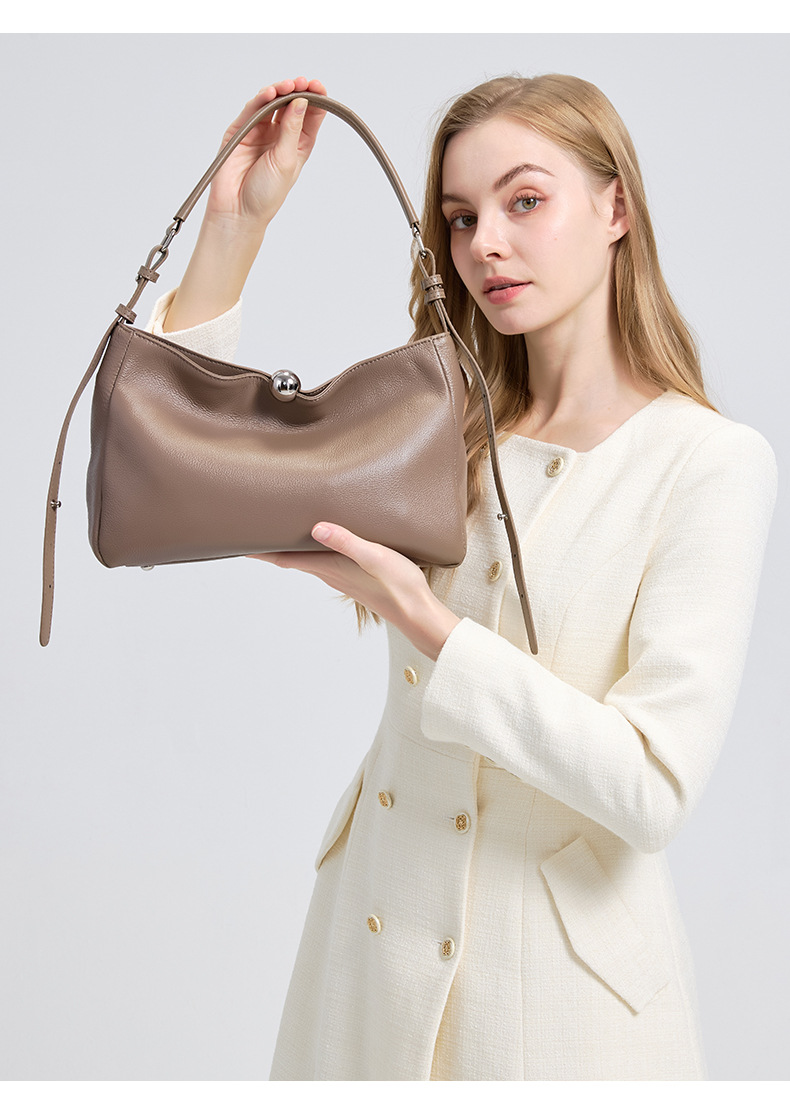 Rear view of the Women’s Daily Commuter Handbag showing its silhouette