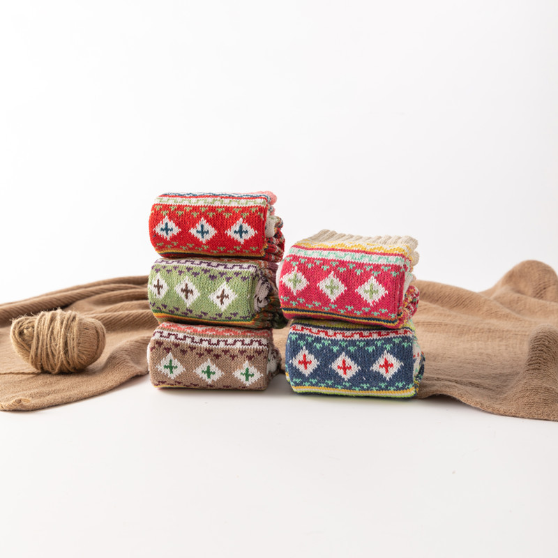 Women's Fashion Simple Color Cruciate Flower Tube Socks