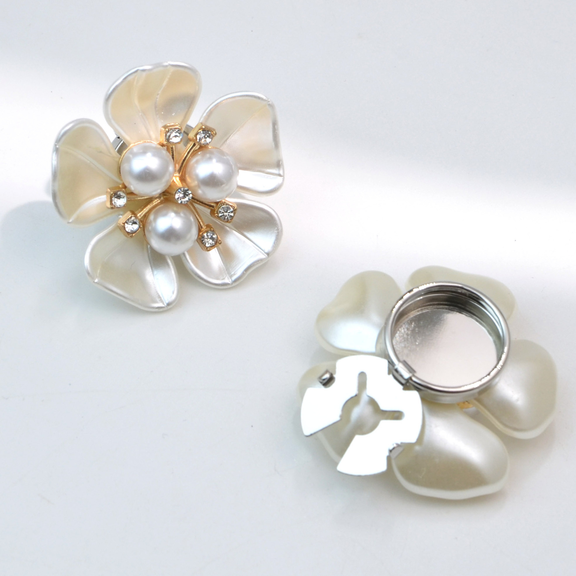 White Flap White Pearl