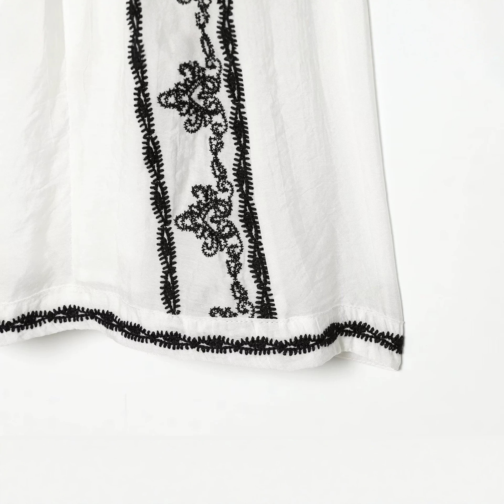 Fashionable Mid-Length Contrast-Color Deep V-Neck Embroidered Dress