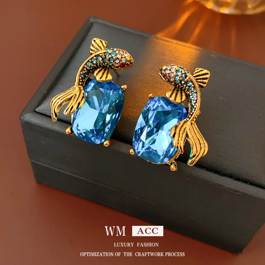 Light Luxury  Style Silver Needle Stud Earrings With Diamond-Inlaid Small Square Fish Design