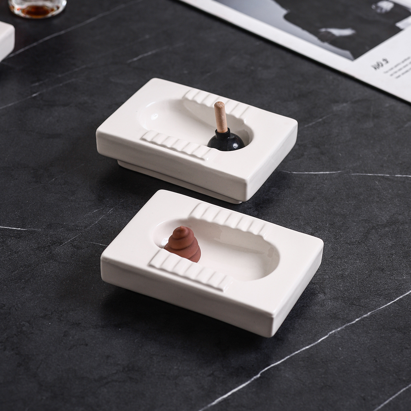 Decorație ceramică pentru scrumieră de toaletă Funny Squat