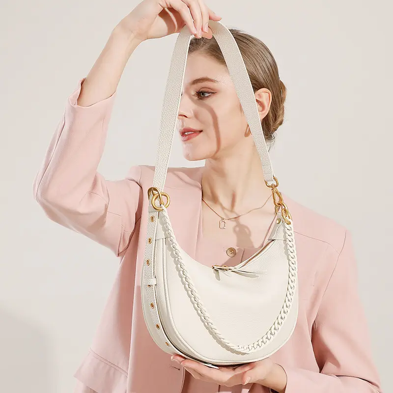 Fashionable Shoulder Bag With A Luxurious Chain