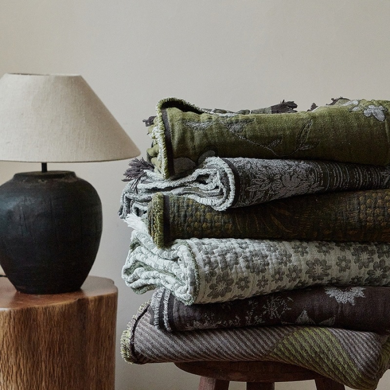 This Retro-style All-cotton Jacquard Blanket