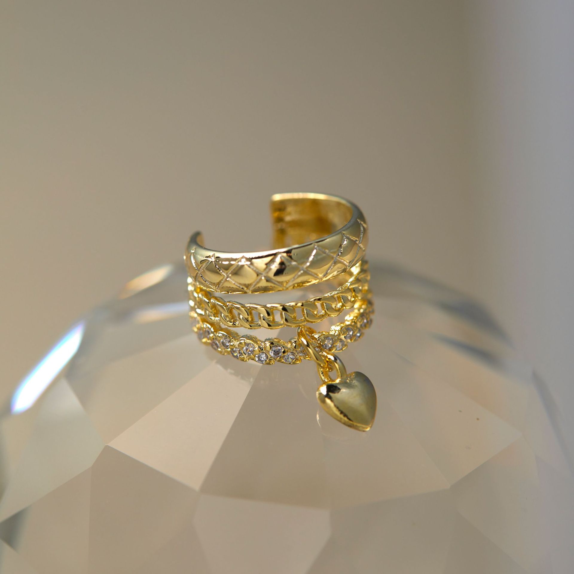 مشبك أذن نسائي بتصميم كلاسيكي مزين بالقلوب