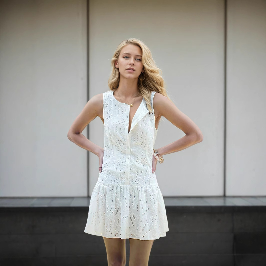 Sleek Form-fitting Sleeveless Single-breasted Dress