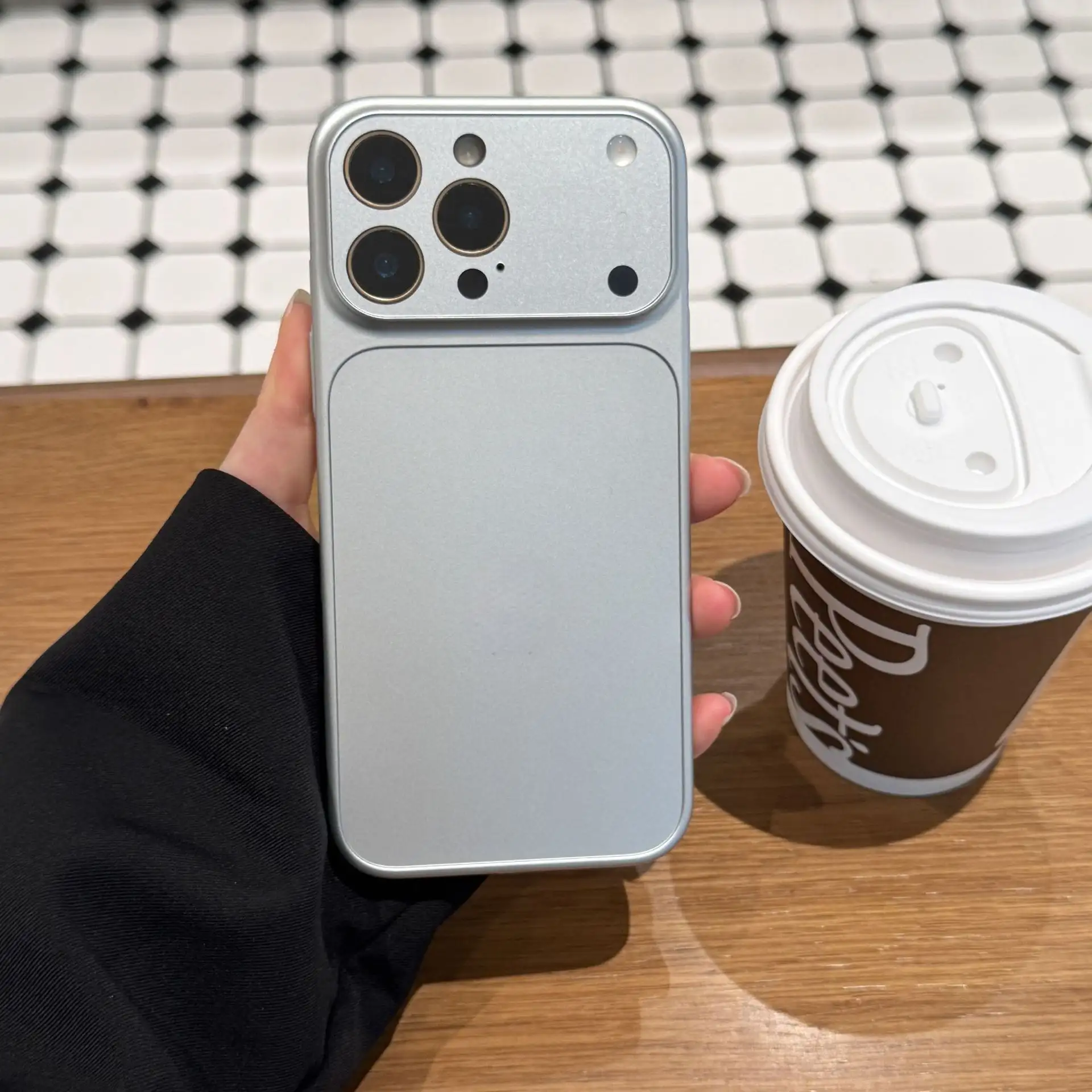 17promax Frosted Skin-feel Large Window Full-coverage Phone Case