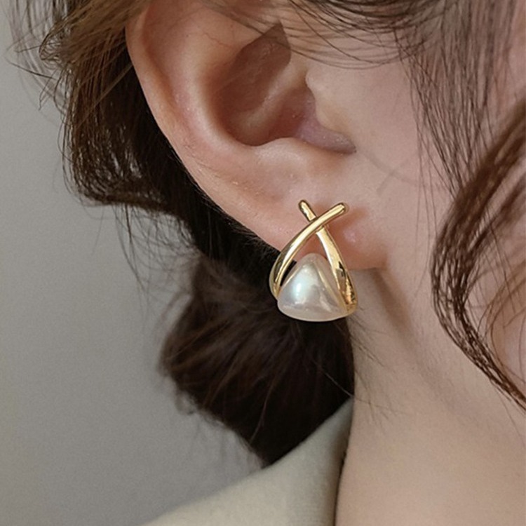 أقراط اللؤلؤ بتصميم الصليب الأنيق