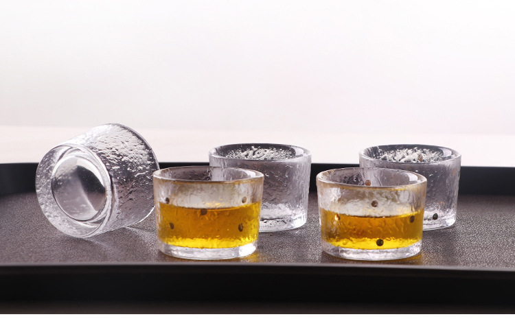 كوب شاي صغير مستقيم بنقشة نقط ذهبية مقاوم للحرارة بتصميم ياباني مبتكر