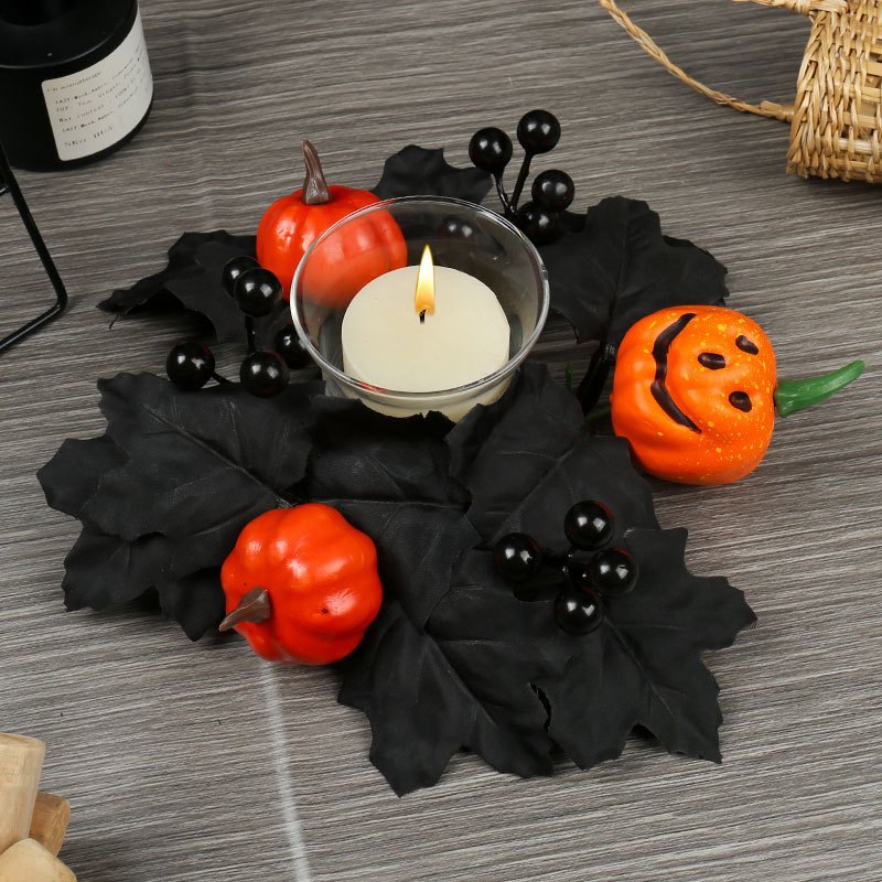 Coroană de Halloween cu dovleci artificiali și suporturi pentru lumânări