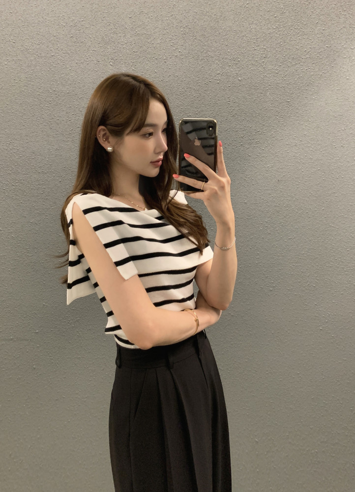 Striped Designer-Style Knitted Top With Side Slit Sleeveless 19 7596e423 68dc 4318 8007 31dec56b0408