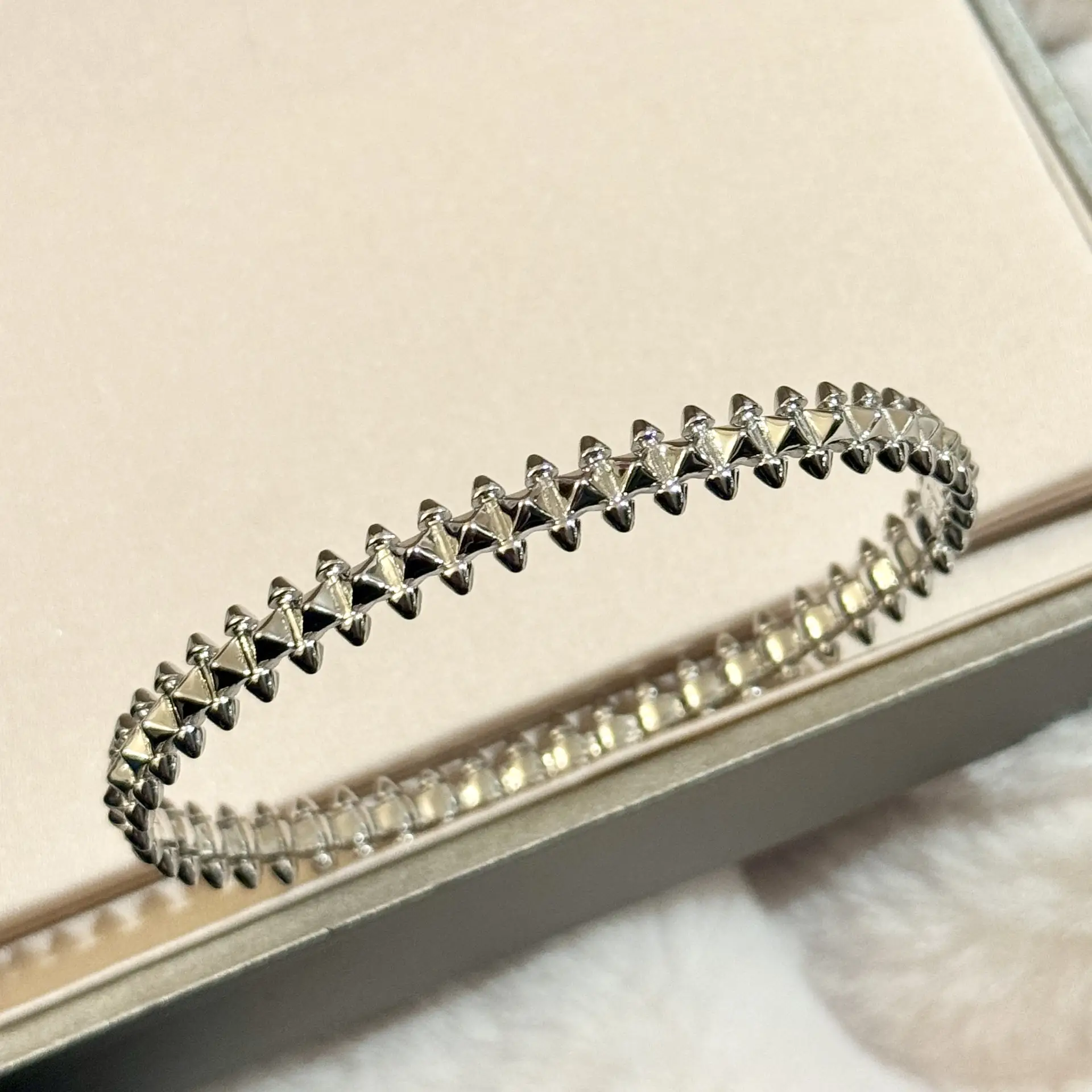 Versatile Personality S925 Sterling Silver Rivet Glossy Bracelet