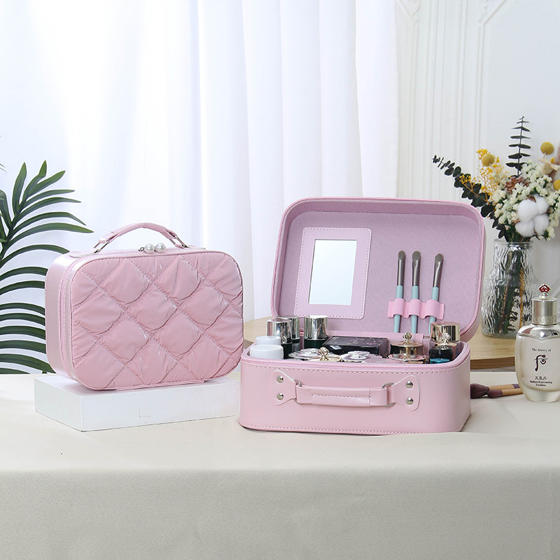 Minimalist Diamond-Quilted Makeup Case With Mirror