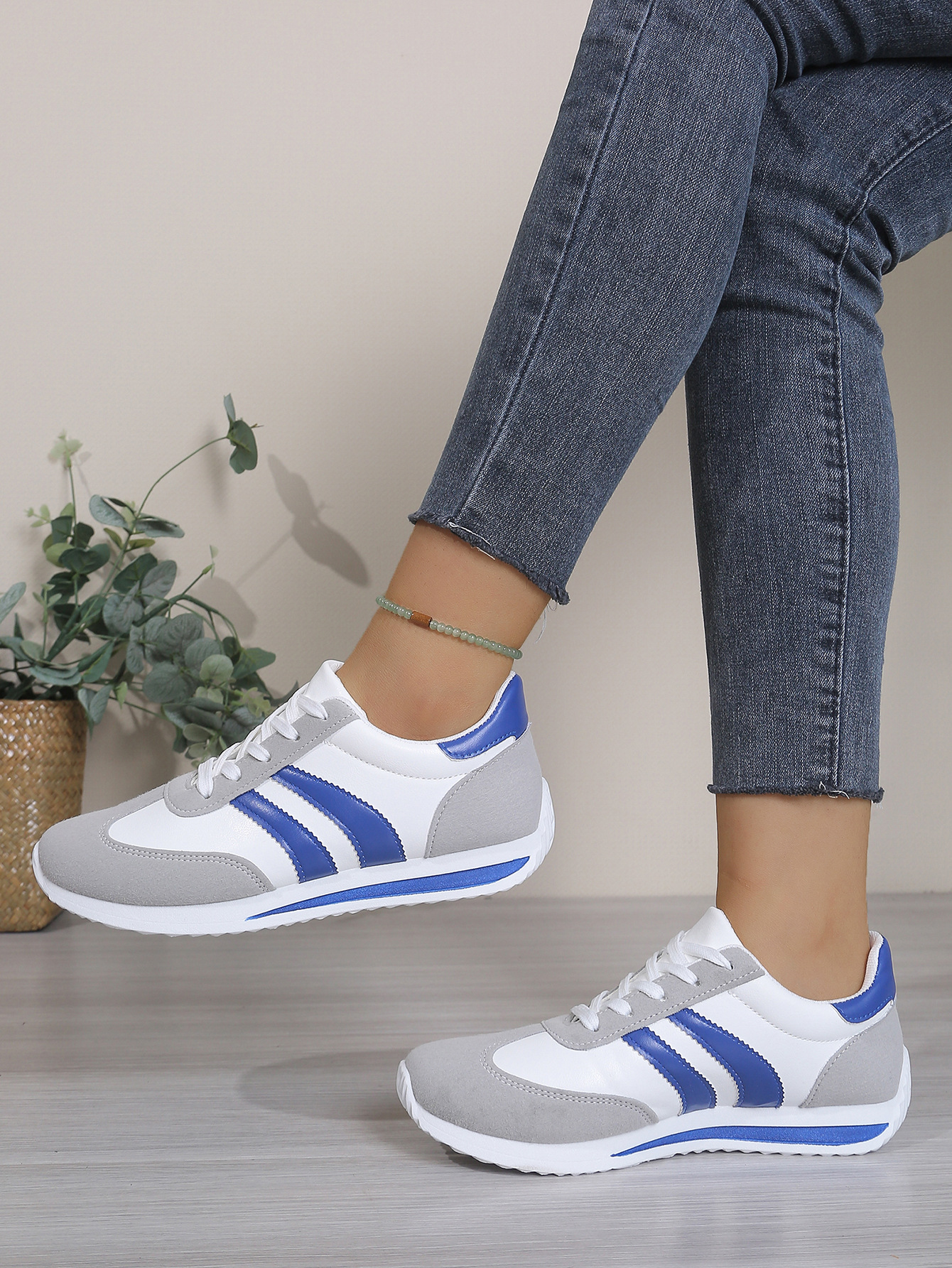 Lace-Up Flat Shoes – packaging view