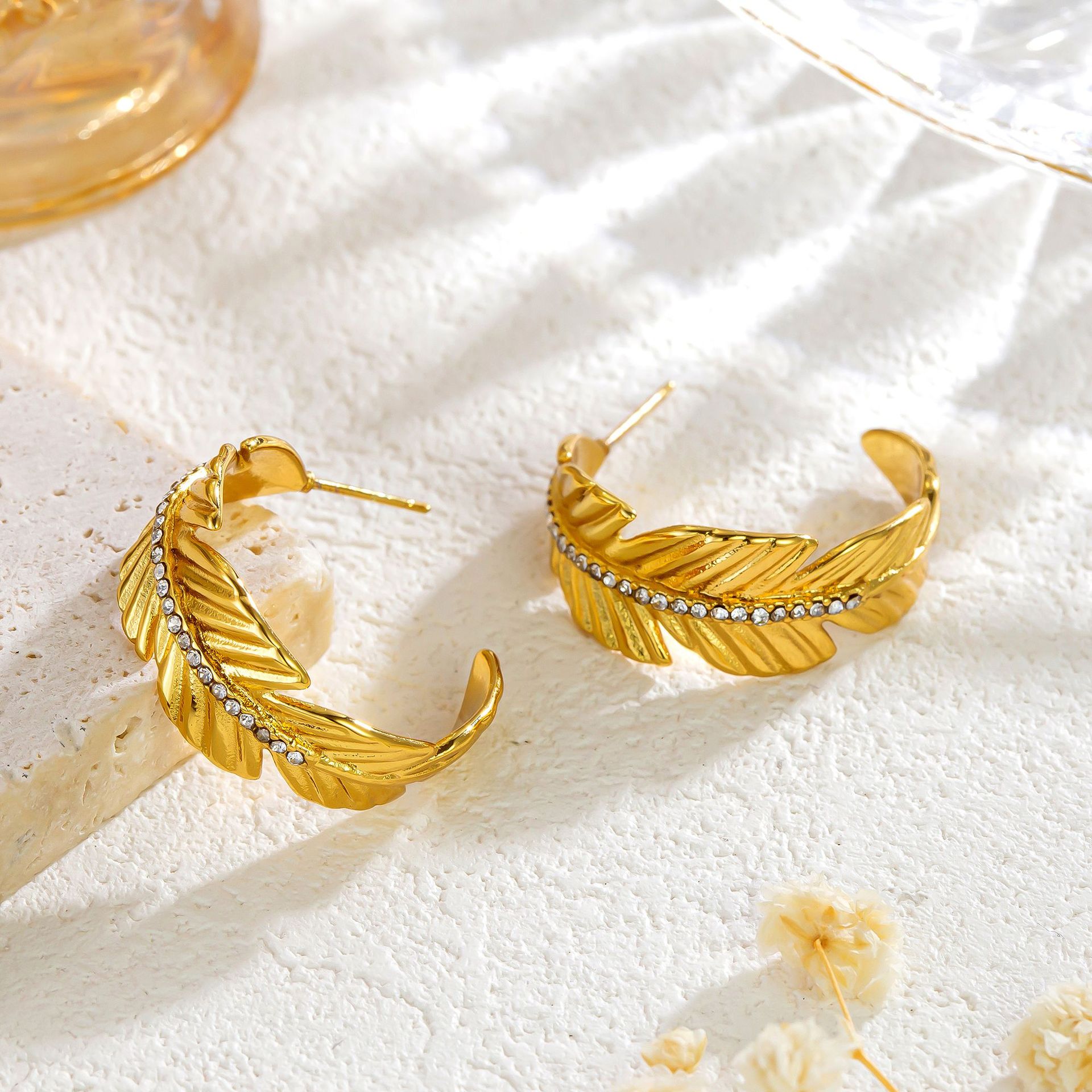 أقراط ريشة معدنية من التيتانيوم مع كريستال تصميم عصري