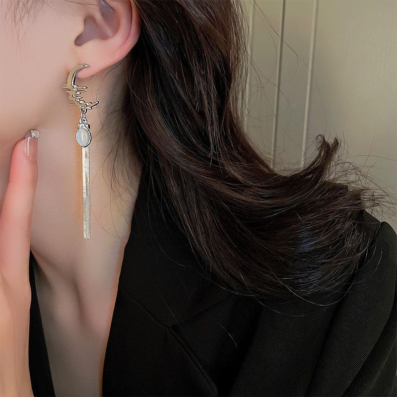 Crescent-shaped Asymmetric Tassel Earrings