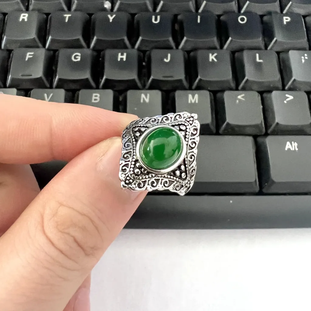 Vintage And Elegant Ring For Women - Emerald