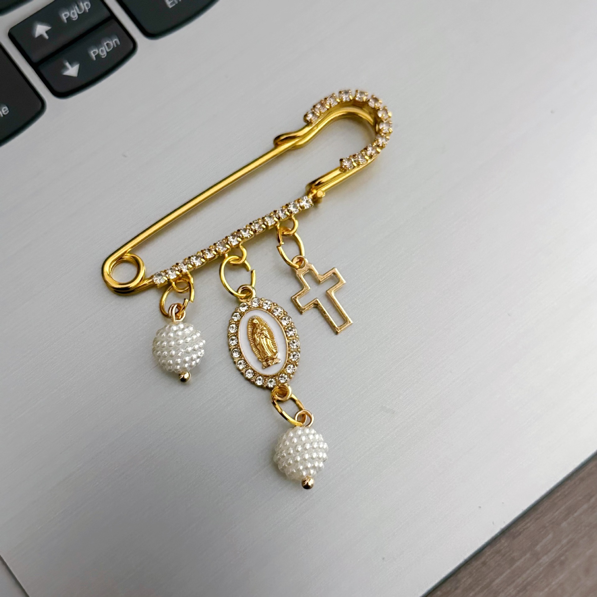 Retro Cross Faith Brooch Set With Rhinestones In European And American Style