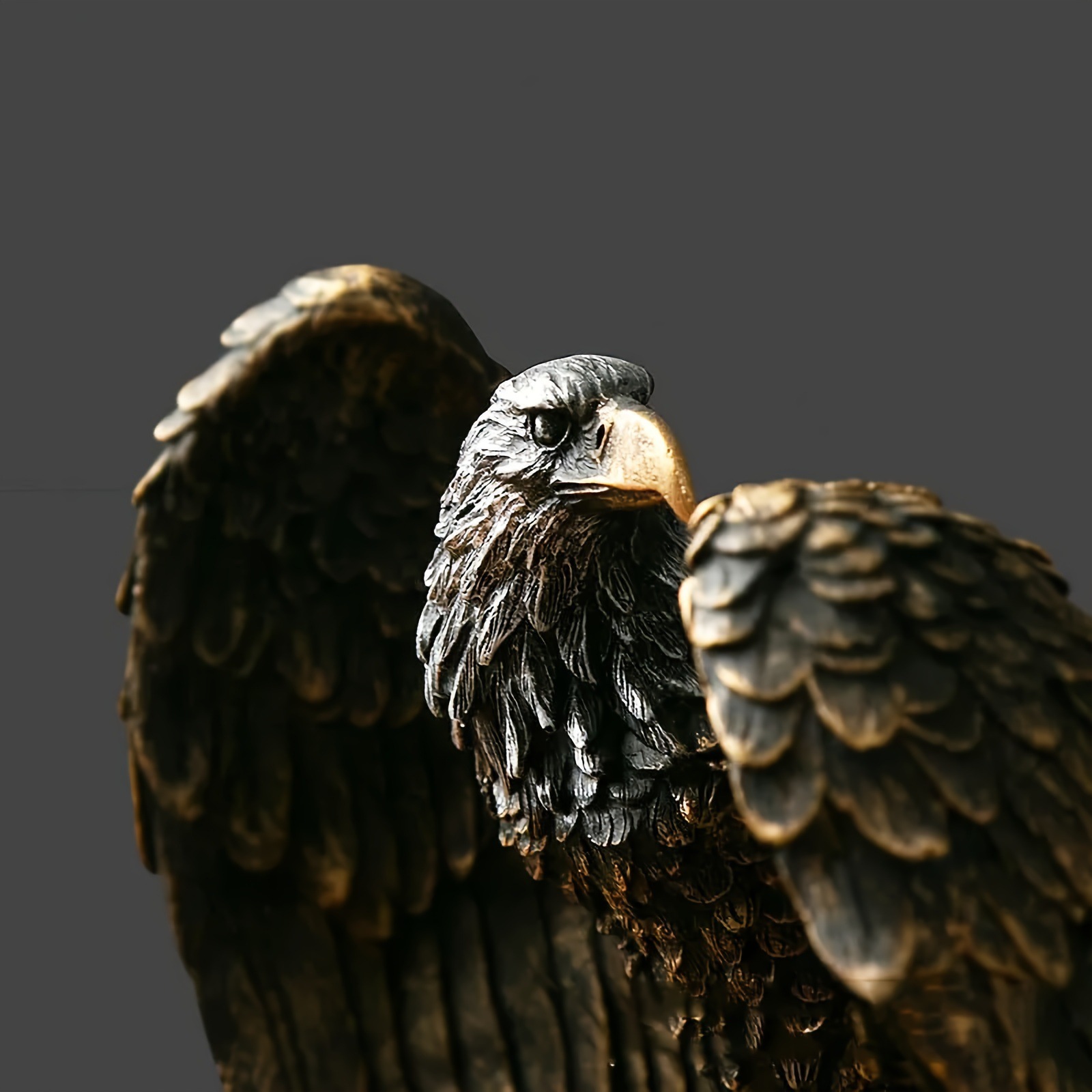 Ornement aigle résine – mise en situation