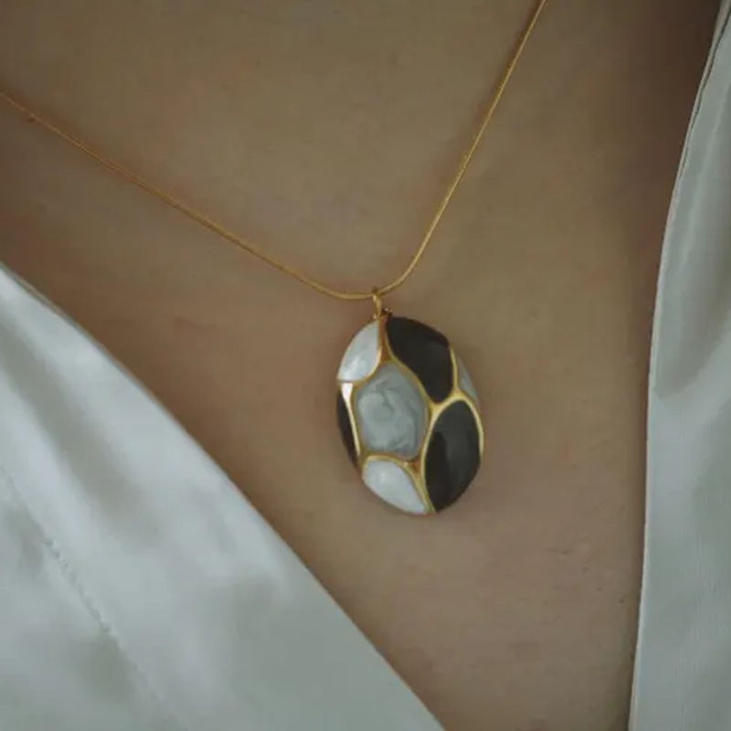 18k Gold-plated Clavicle Chain With A Stainless Steel Oil-drop Oval Pendant