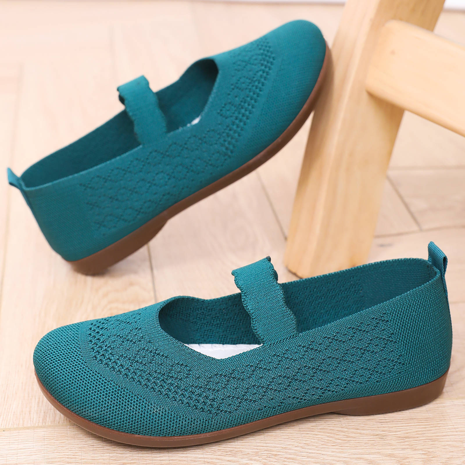 Womens Versatile Soft-soled Non-slip Slip-on Cloth Shoes