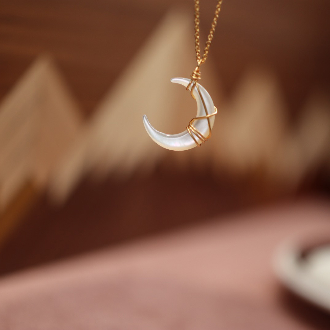 Freesia Yugu Lan Same Style Hand-woven Dish Shell Necklace Moon Pendant Retro Pendant Necklace Small Gift