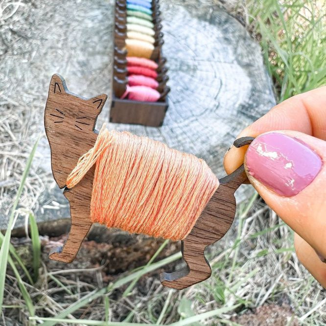 Wooden animal spool suit ornaments (rabbit with box without