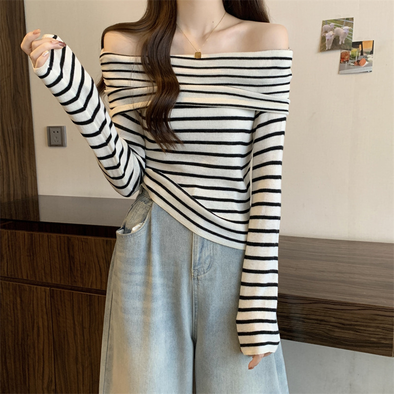 Title 18, Autumn New Off-shoulder Striped Sweater