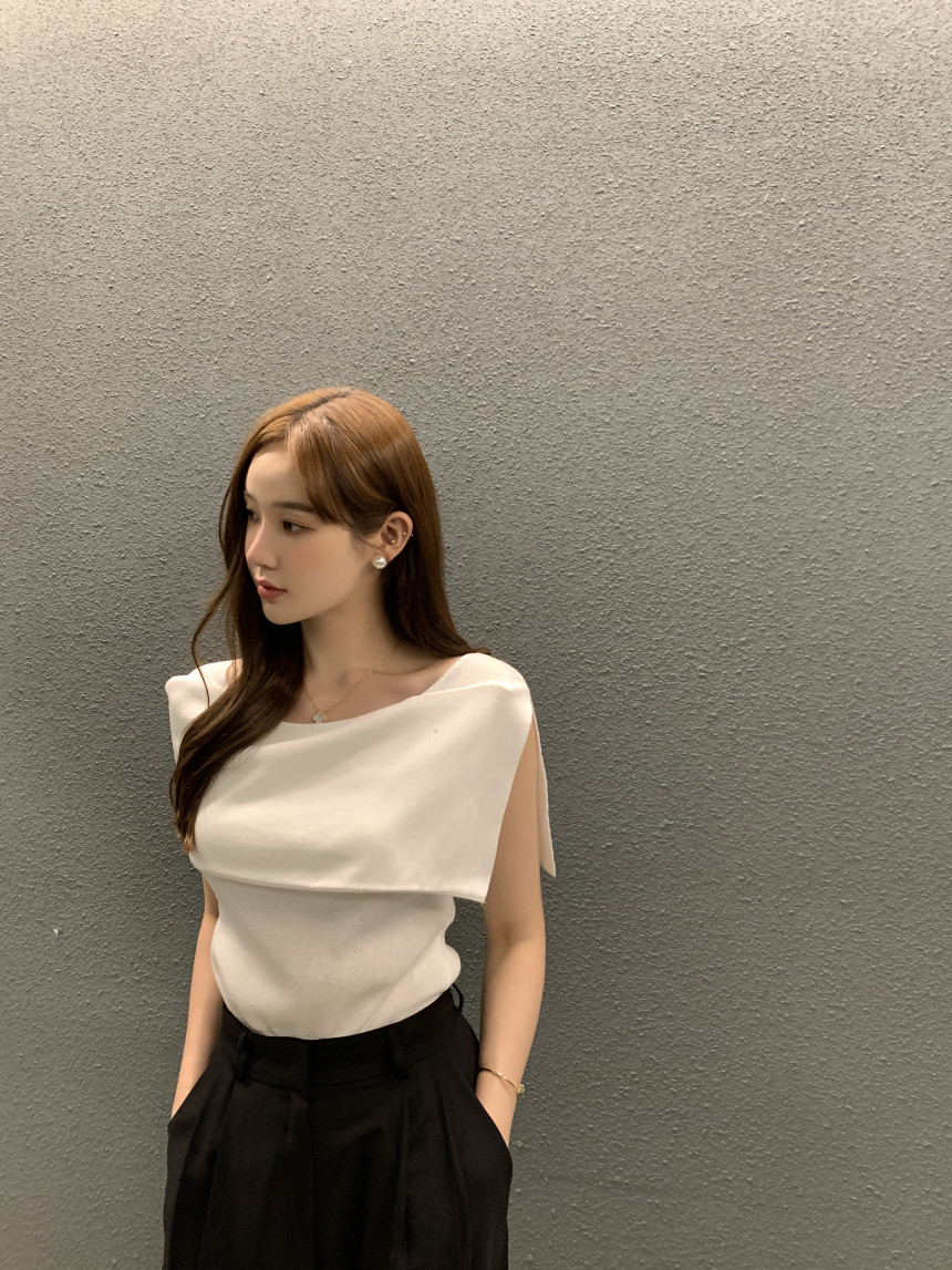 Striped Designer-Style Knitted Top With Side Slit Sleeveless 29 7dca149b 8abe 493c b23e 0b3126bac3b2