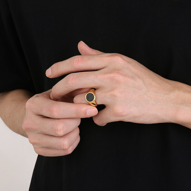 خاتم كلاسيكي مصقول بتصميم مميز