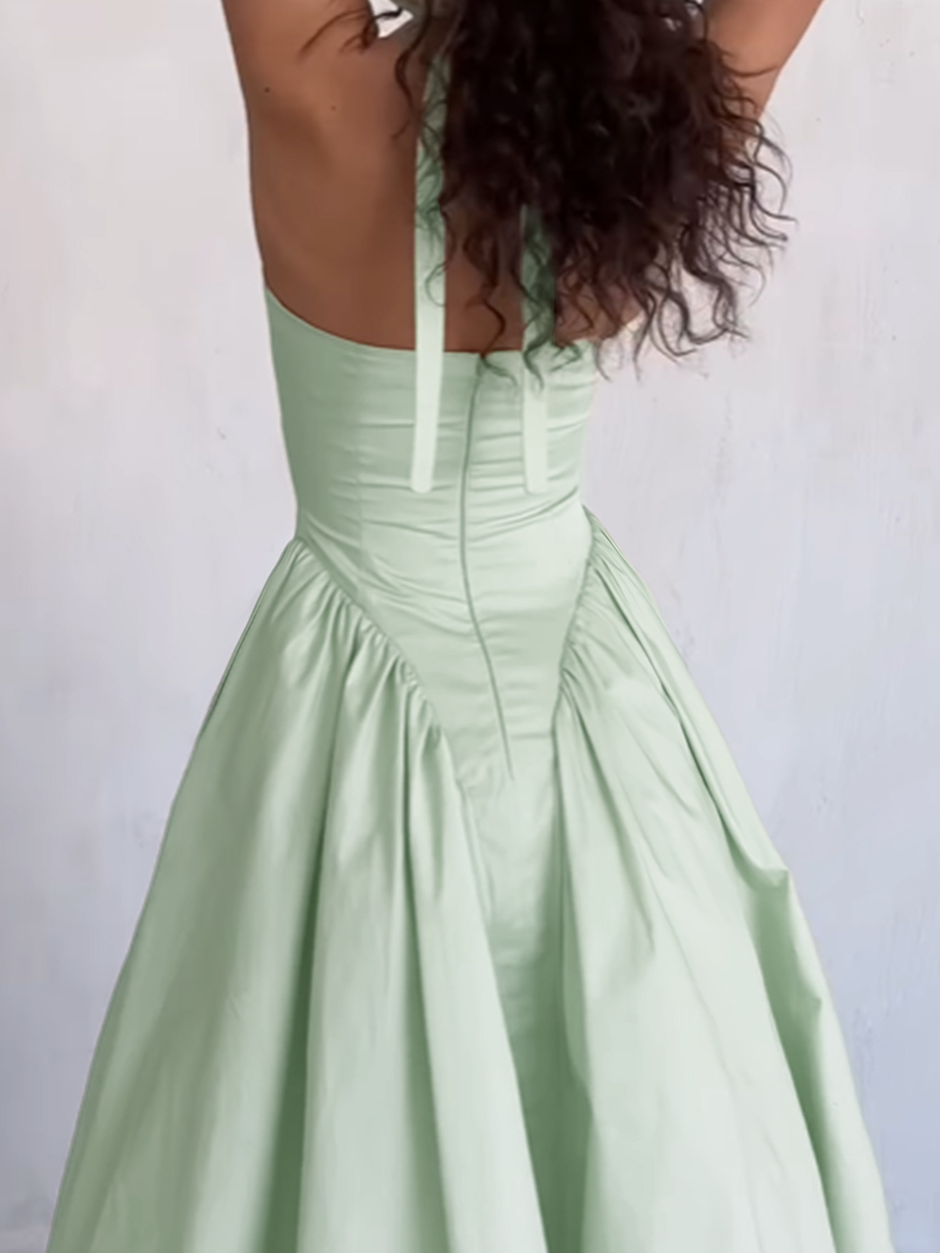 Elegant Halter Neck Dress – The Perfect Addition to Your Chic Wardrobe