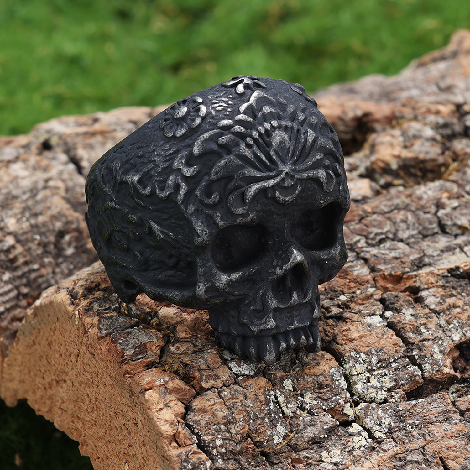 Retro Distressed Exaggerated Domineering Skull Ring
