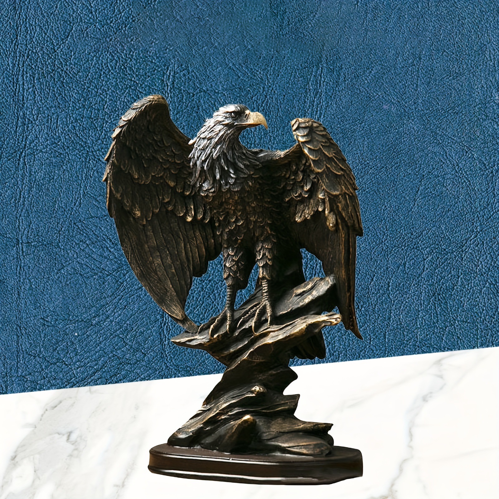 Ornement aigle sculpté en résine – vue générale
