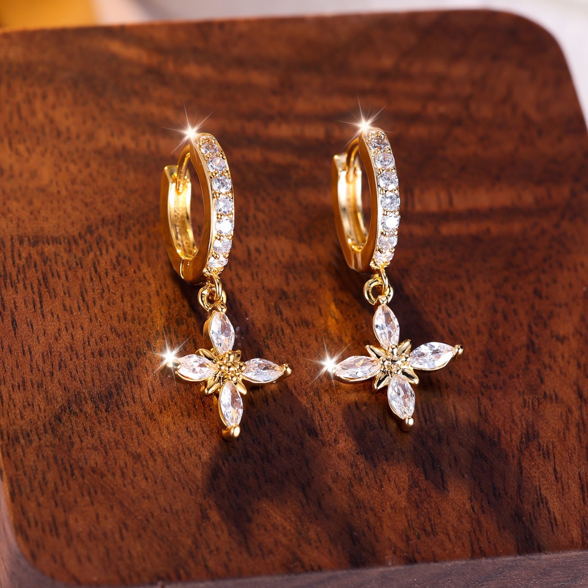Fashion Commuter Gold White Diamond Horse Eye XINGX Ear Clip Diamond Light Luxury