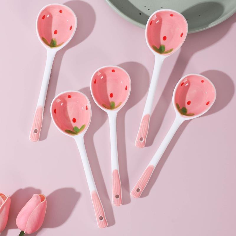 ملعقة فراولة أنيقة بمقبض طويل من السيراميك
