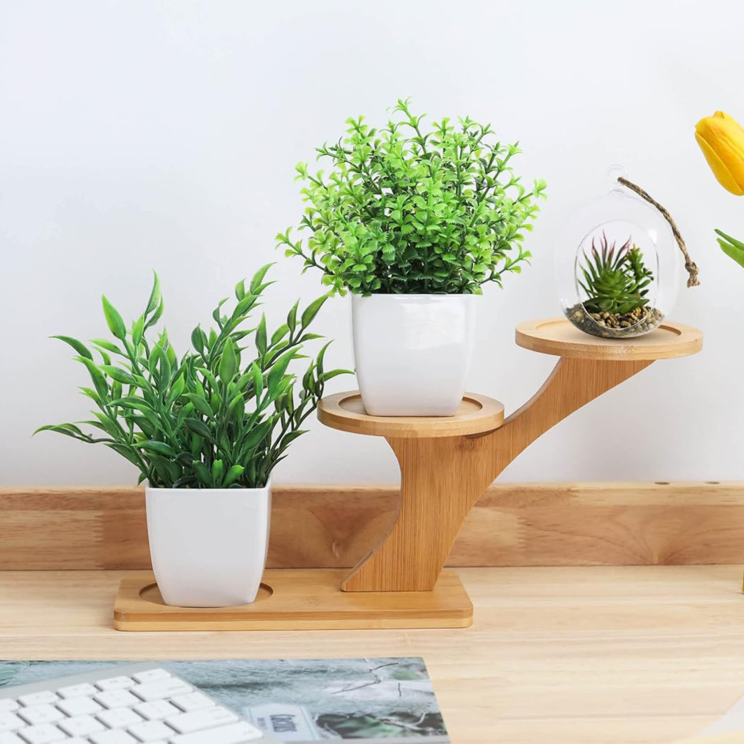 Plantas artificiales decorativas en maceta
