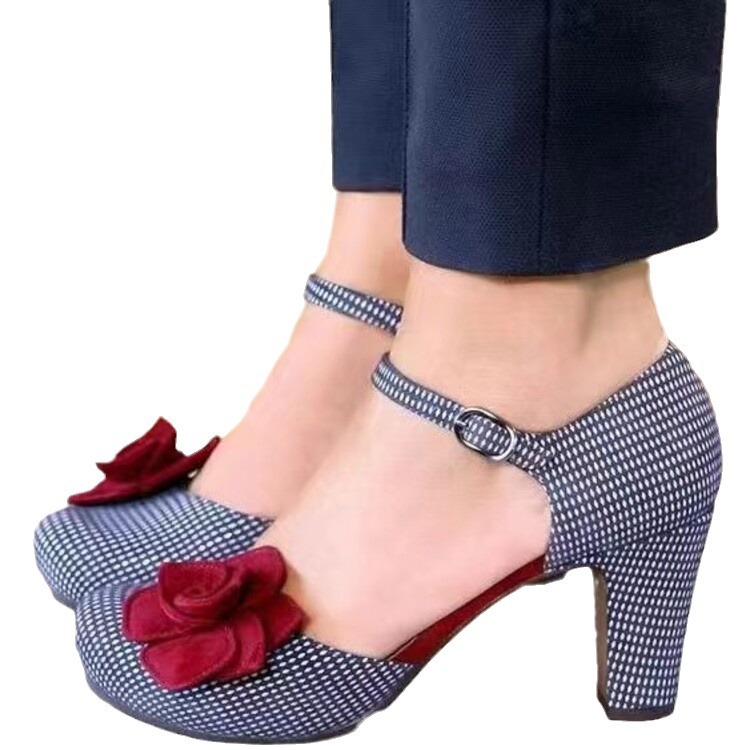Red Camellia Lattice Hollow Sandals With A Round Toe And A Single Strap Buckle