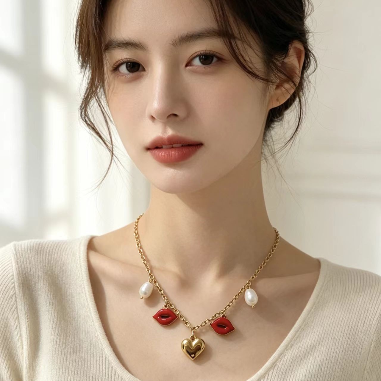 Fashionable Clavicle Chain Necklace With A Heart-shaped Pendant