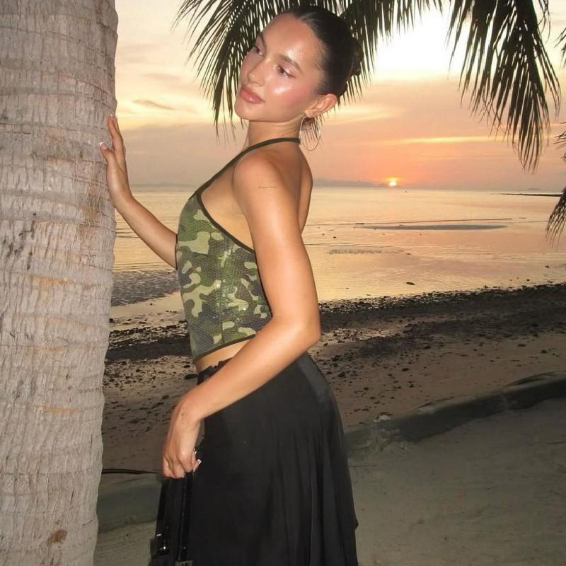 صدرية نسائية مثيرة بتصميم حمالة ظهر مفتوحة مطبوعة بنقشة التمويه ومرصعة بالترتر