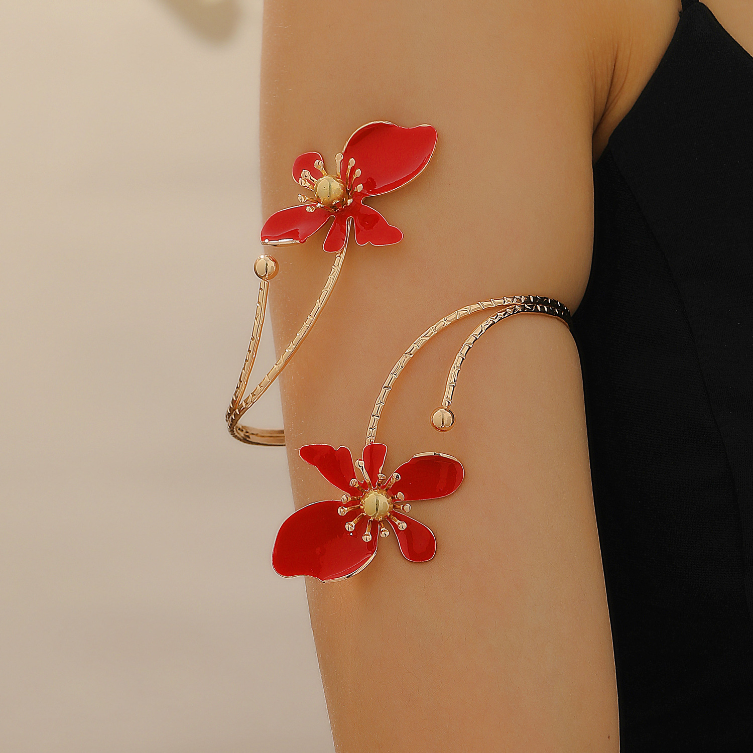 Stylish And Elegant Flower Arm Ring For Women With An Adjustable Opening